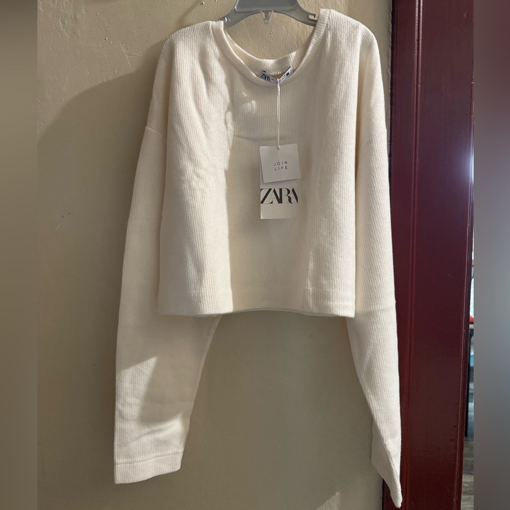 Zara Off-White Women's cropped Sweatshirt